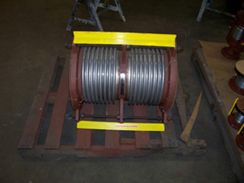 Small universal expansion joint